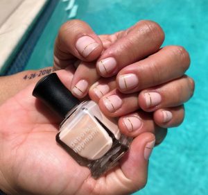 smalto nude con striscia oro